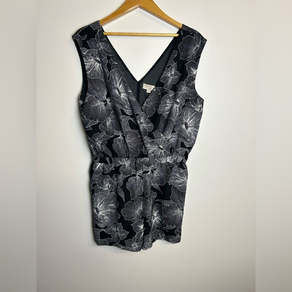 NWT Loft‎ Size L Black and White Floral Sleeveless Romper Summer Vacation